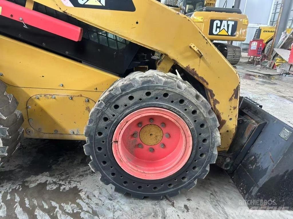 CAT 246 C Lietoti riteņu kompaktiekrāvēji