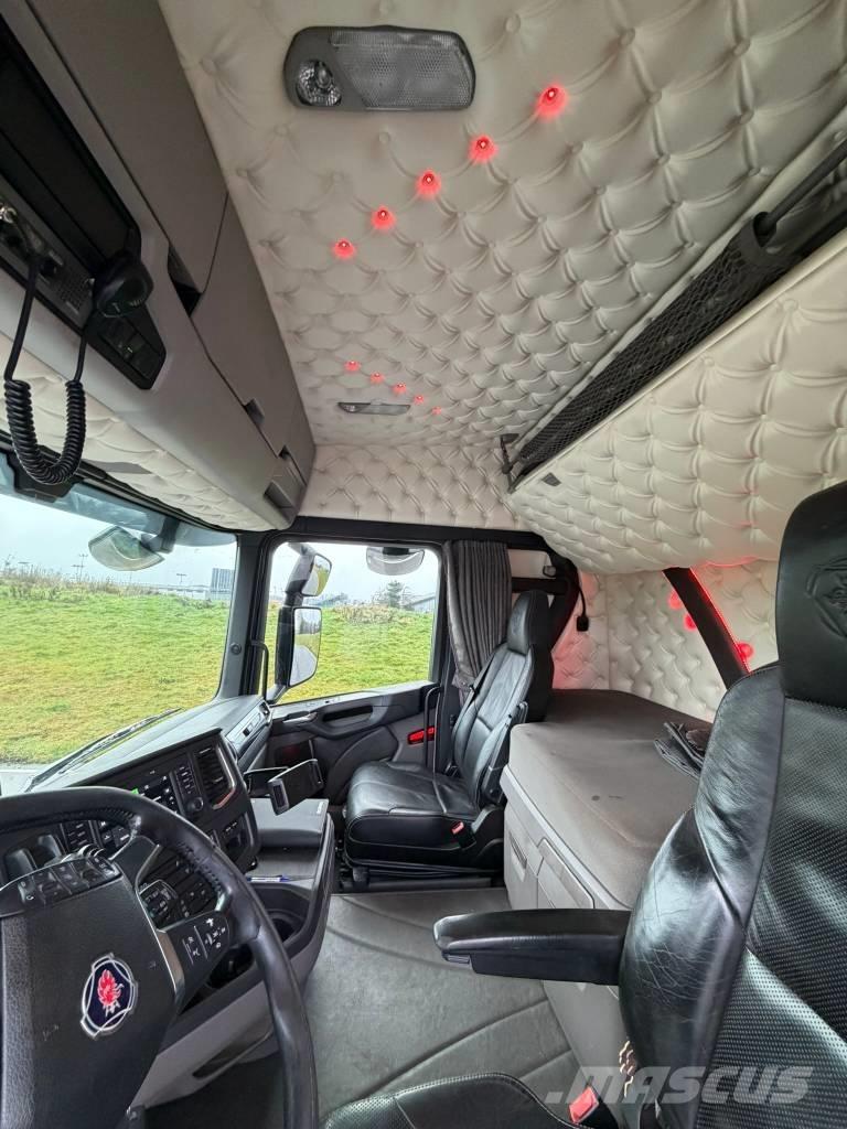 Scania R 500 Treileri ar āķi