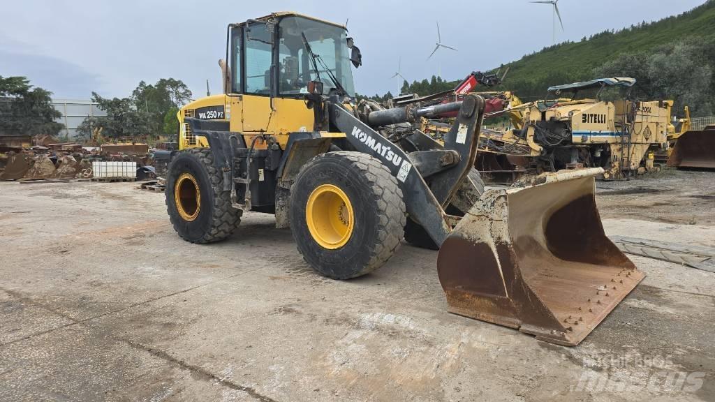 Komatsu WA 250 Iekrāvēji uz riteņiem