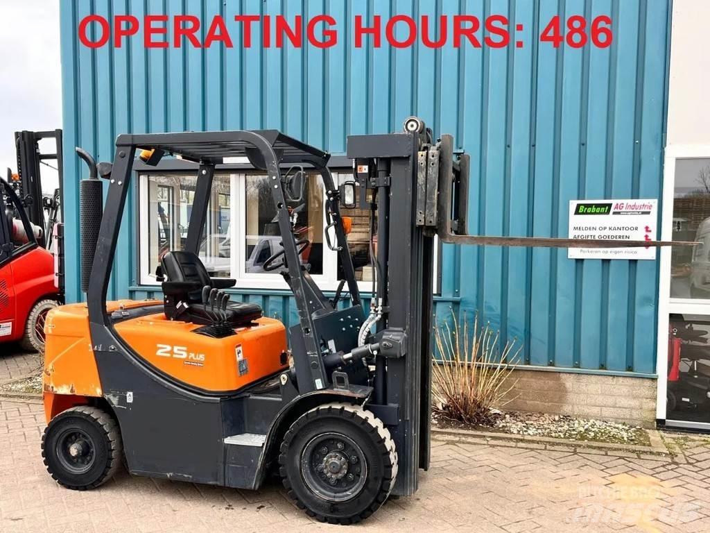 Doosan D25GP Tehnika ar dīzeļa dzinēju