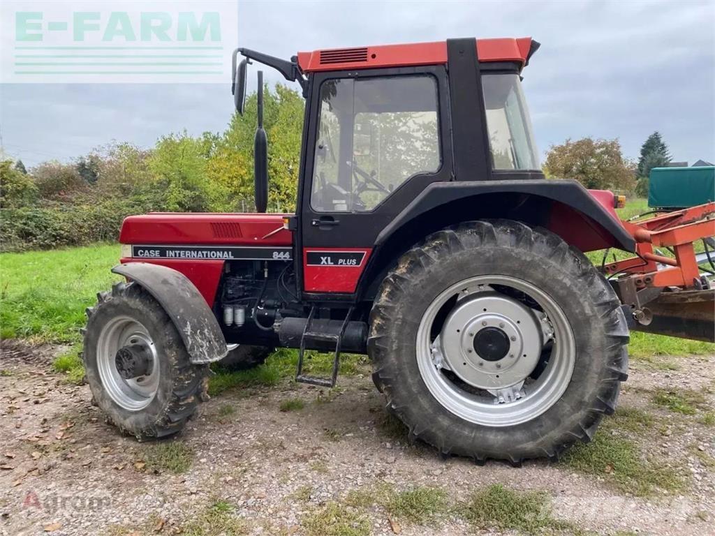Case IH 844 a Traktori