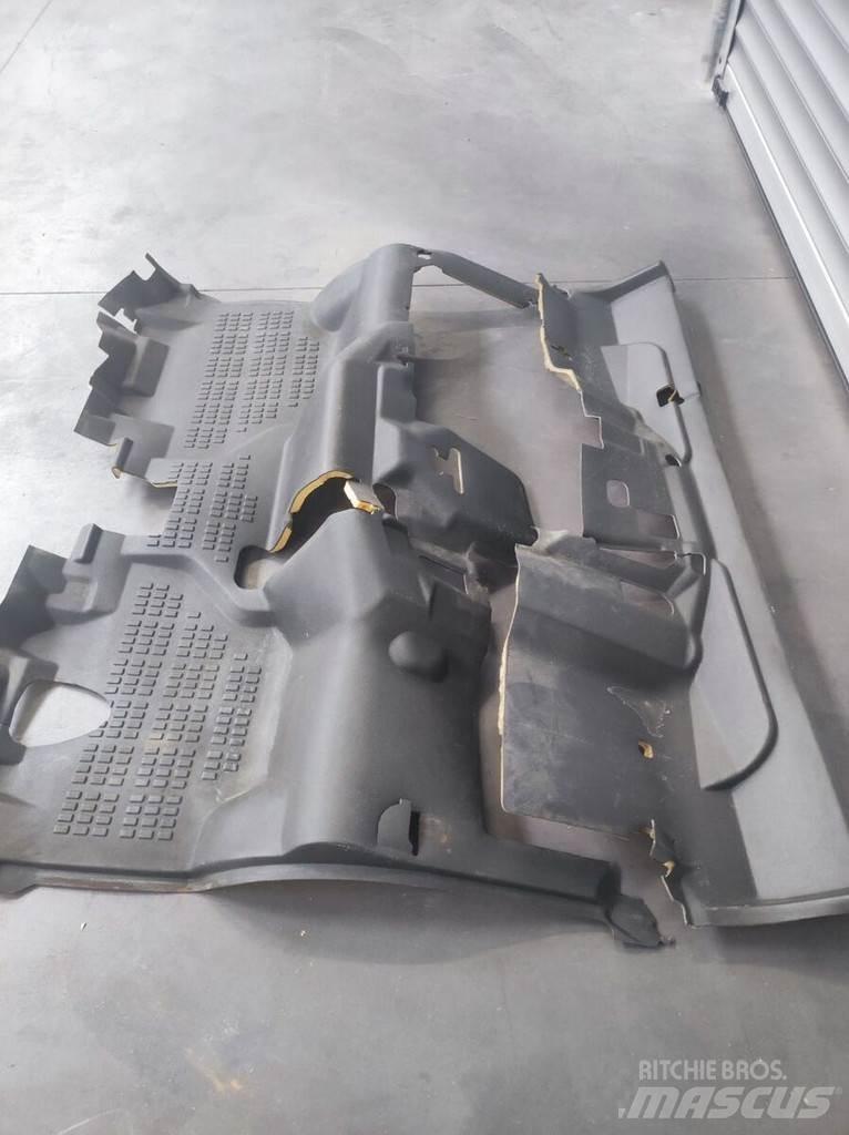 Nissan Floor Mat Kabīnes un interjers