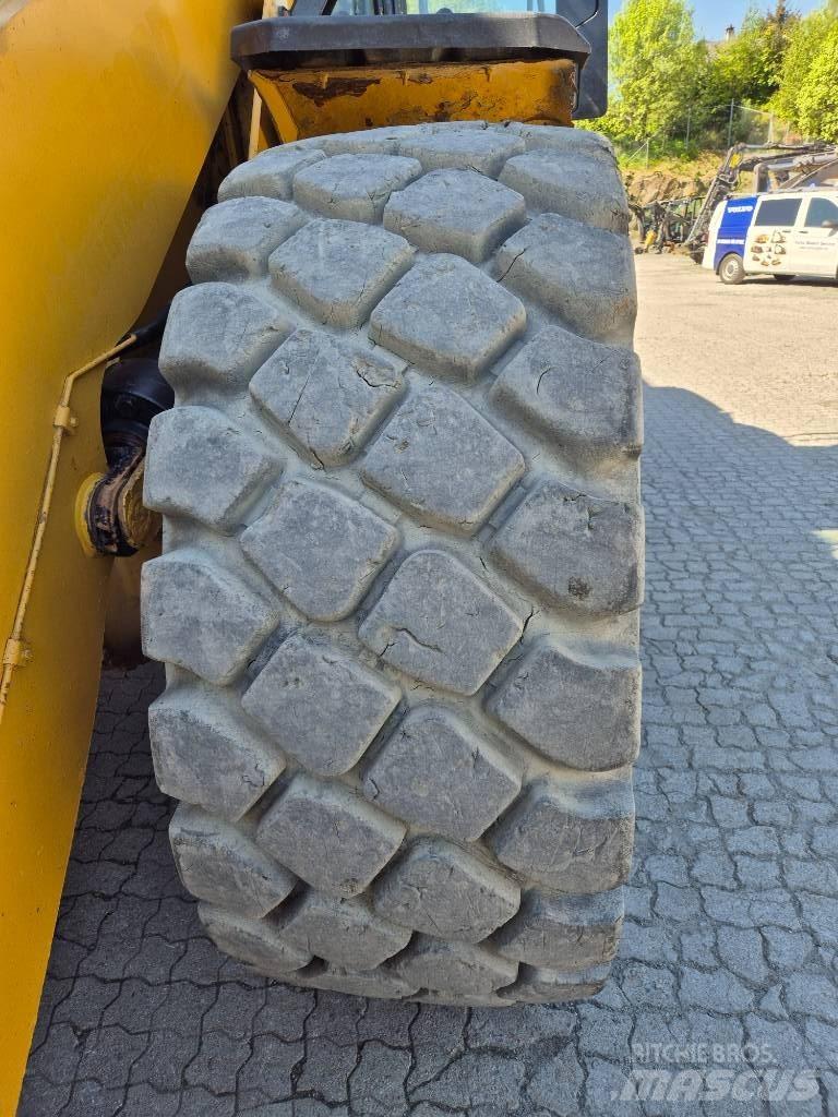 CAT 966M Iekrāvēji uz riteņiem