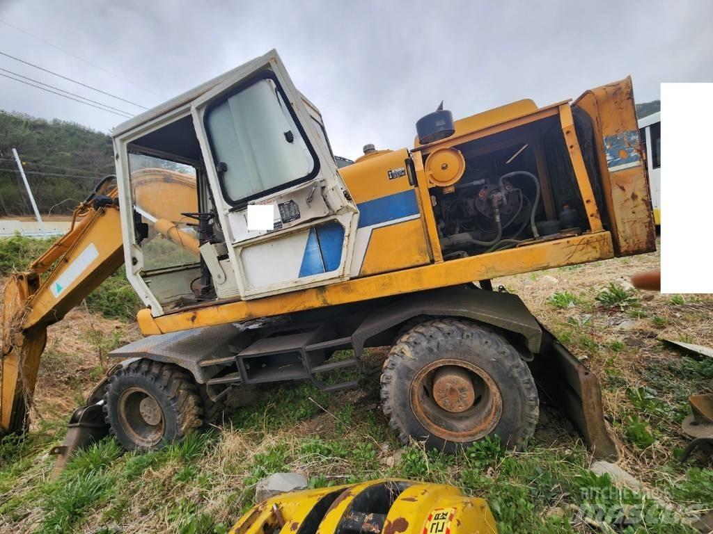 Hyundai ROBEX 2000W Ekskavatori uz riteņiem