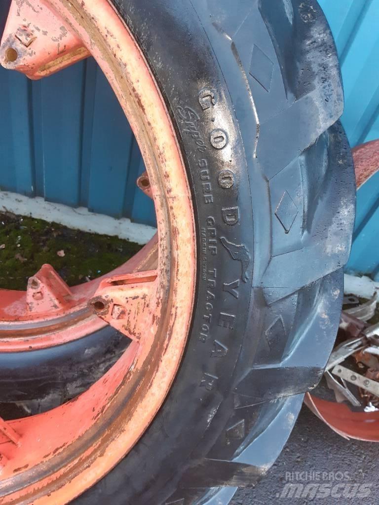 Goodyear 12.4-36 Riepas, riteņi un diski