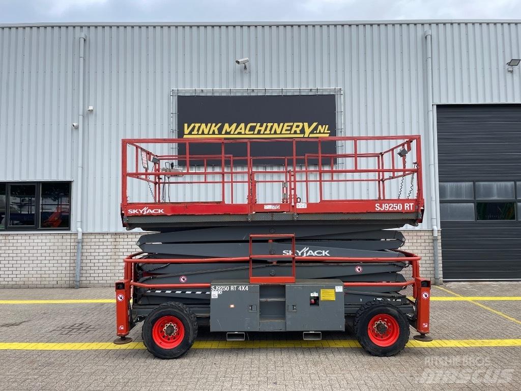 SkyJack SJ 9250 RT Šķerveida pacēlāji