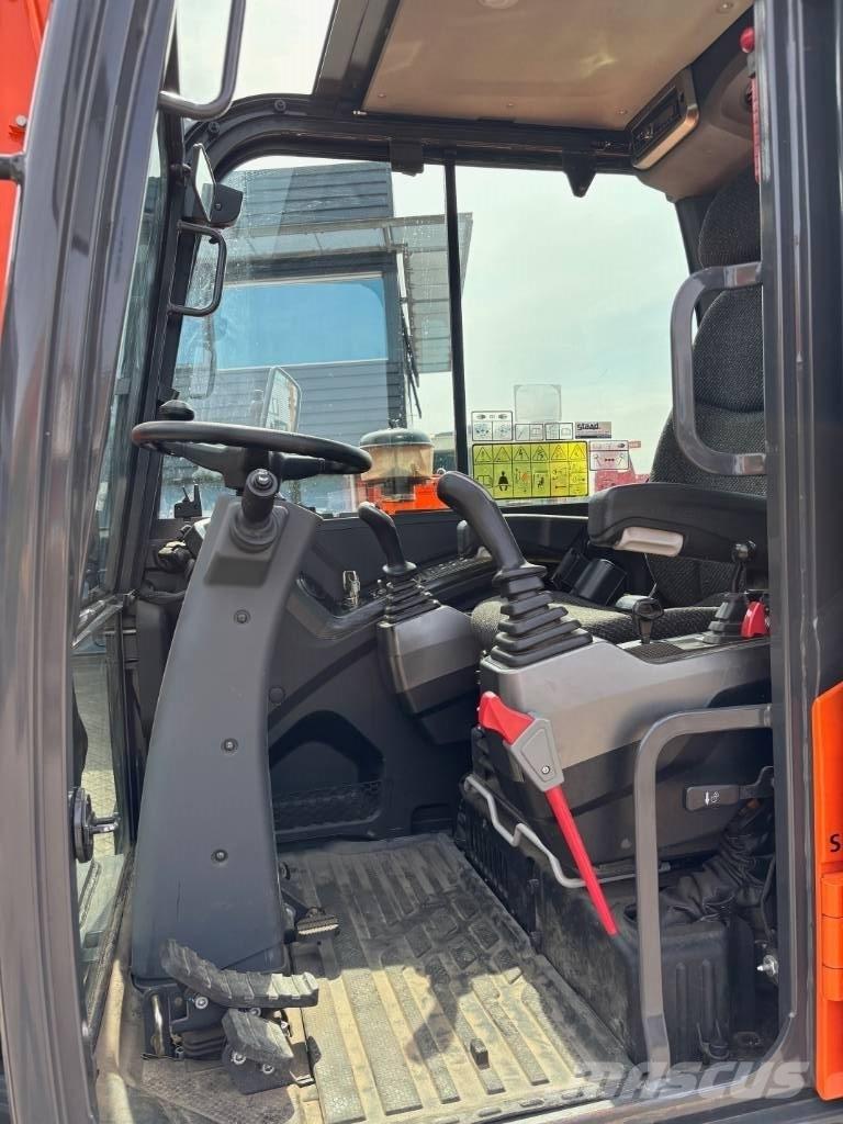 Doosan DX 57 Ekskavatori uz riteņiem