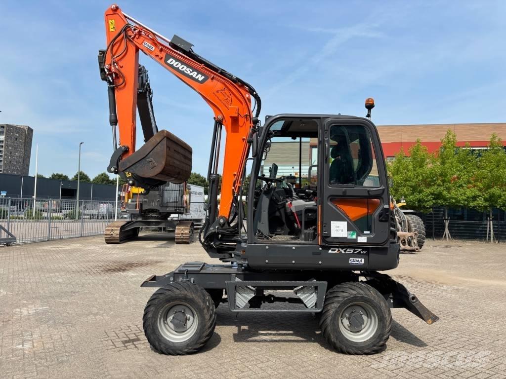 Doosan DX 57 Ekskavatori uz riteņiem