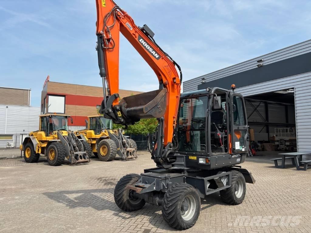 Doosan DX 57 Ekskavatori uz riteņiem
