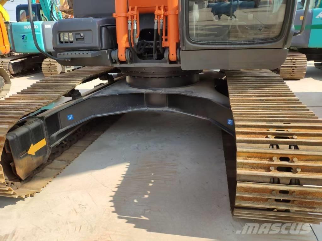 Hitachi Zaxis 210 Kāpurķēžu ekskavatori