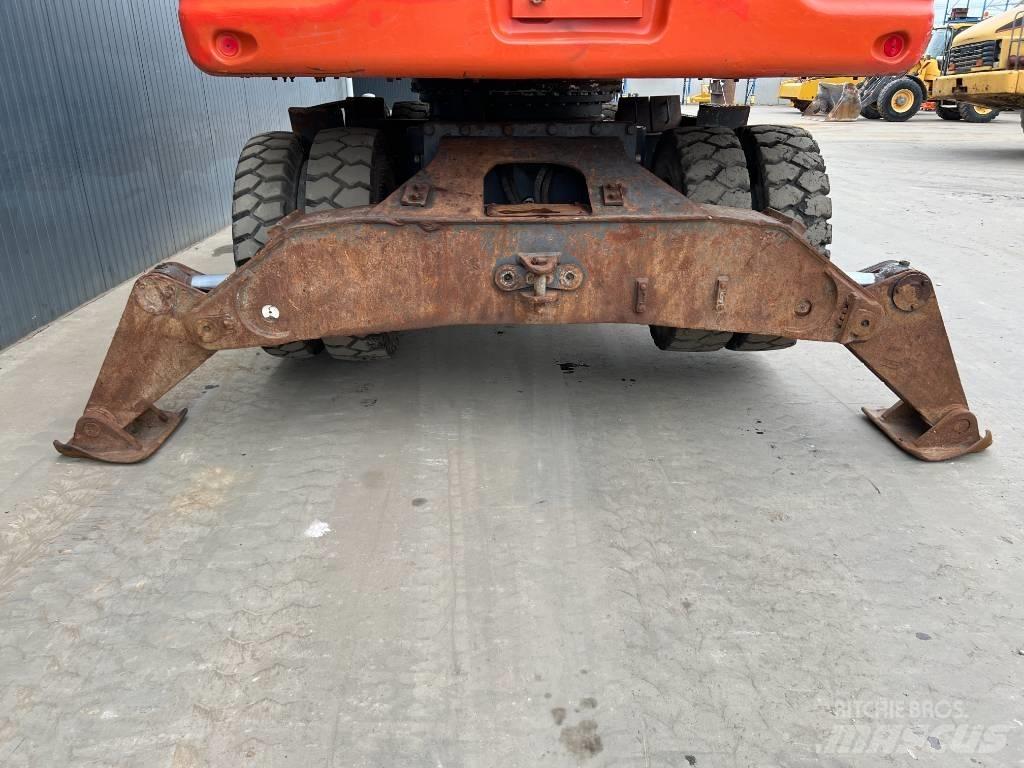 Doosan DX210W Ekskavatori uz riteņiem