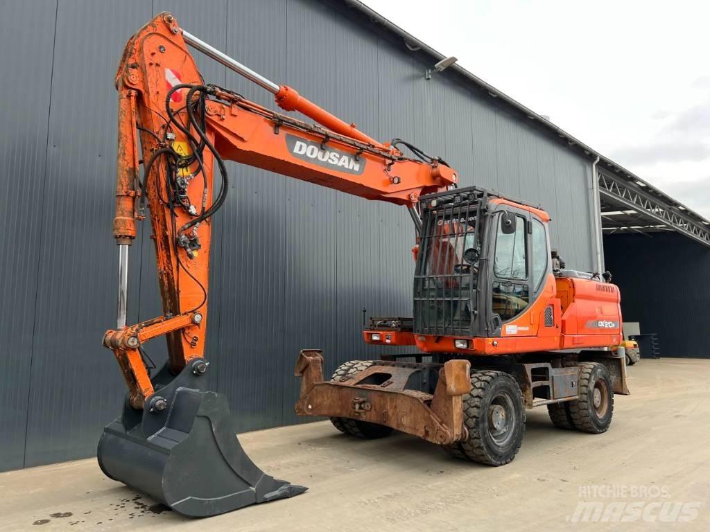 Doosan DX210W Ekskavatori uz riteņiem
