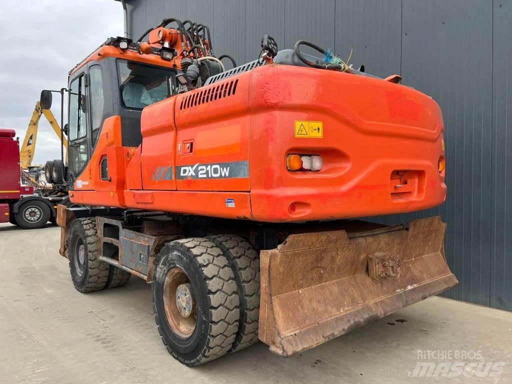 Doosan DX210W Ekskavatori uz riteņiem