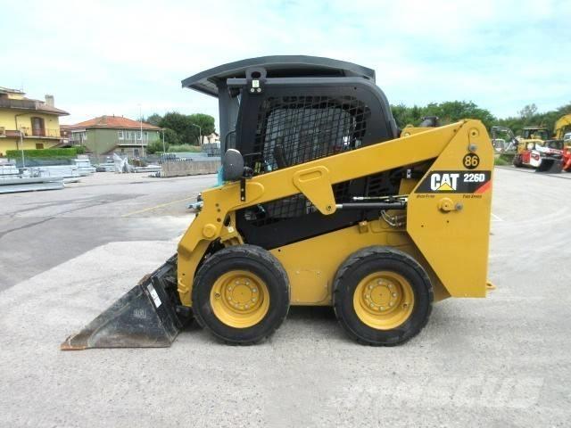 CAT 226 D Lietoti riteņu kompaktiekrāvēji
