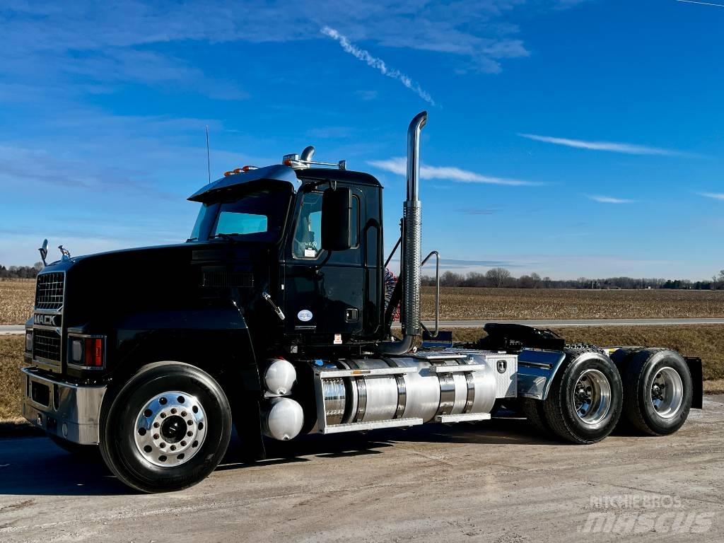 Mack Pinnacle Vilcēji