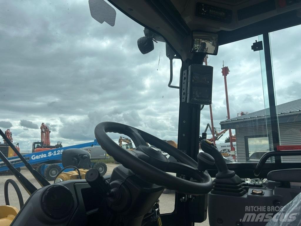 CAT 906 Iekrāvēji uz riteņiem