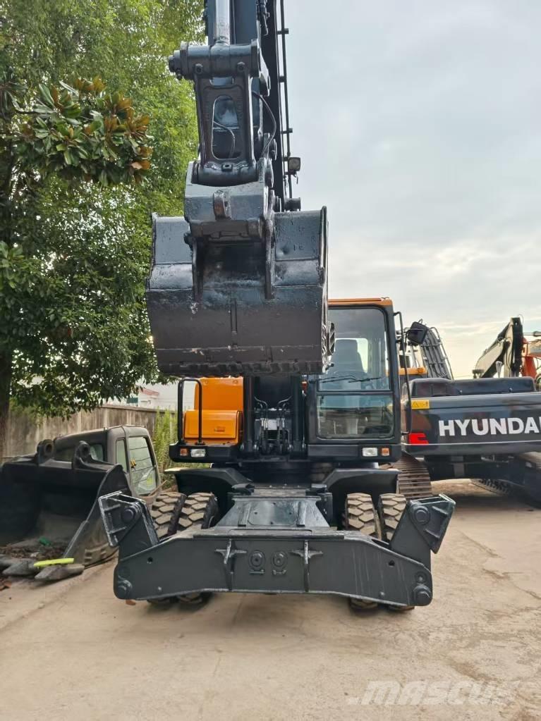 Hyundai R210w-9 Ekskavatori uz riteņiem