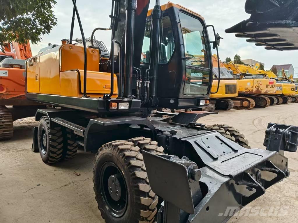 Hyundai R210w-9 Ekskavatori uz riteņiem
