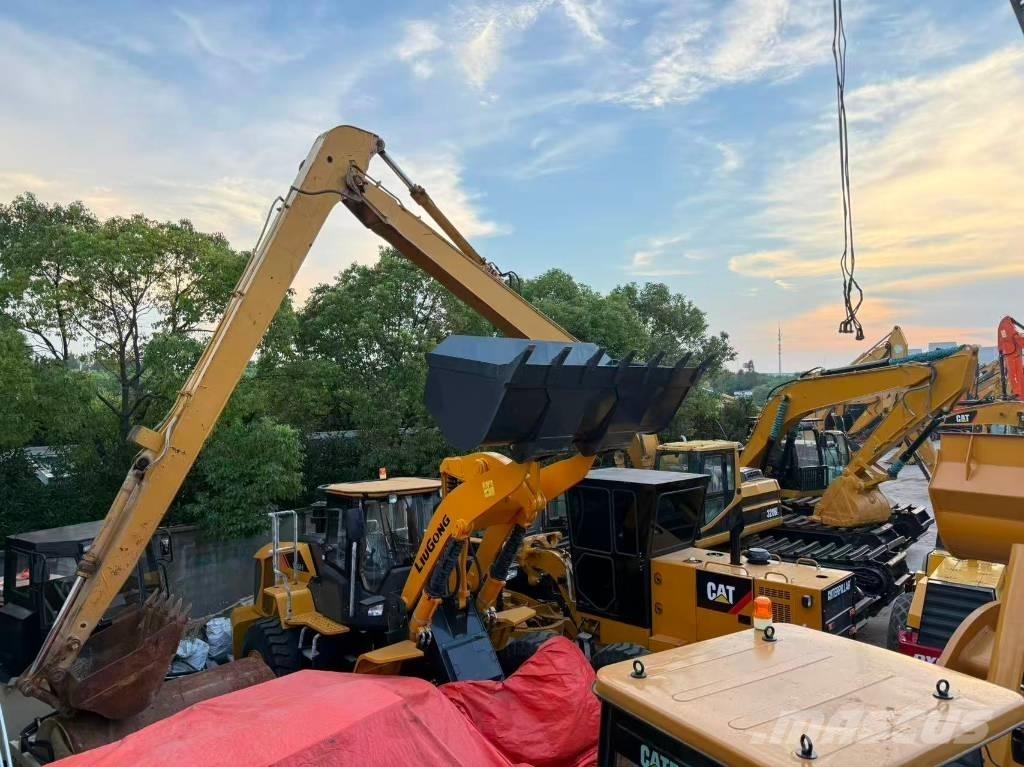 CAT 320BL Amfībijas tipa ekskavatori