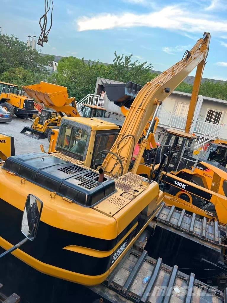 CAT 320BL Amfībijas tipa ekskavatori