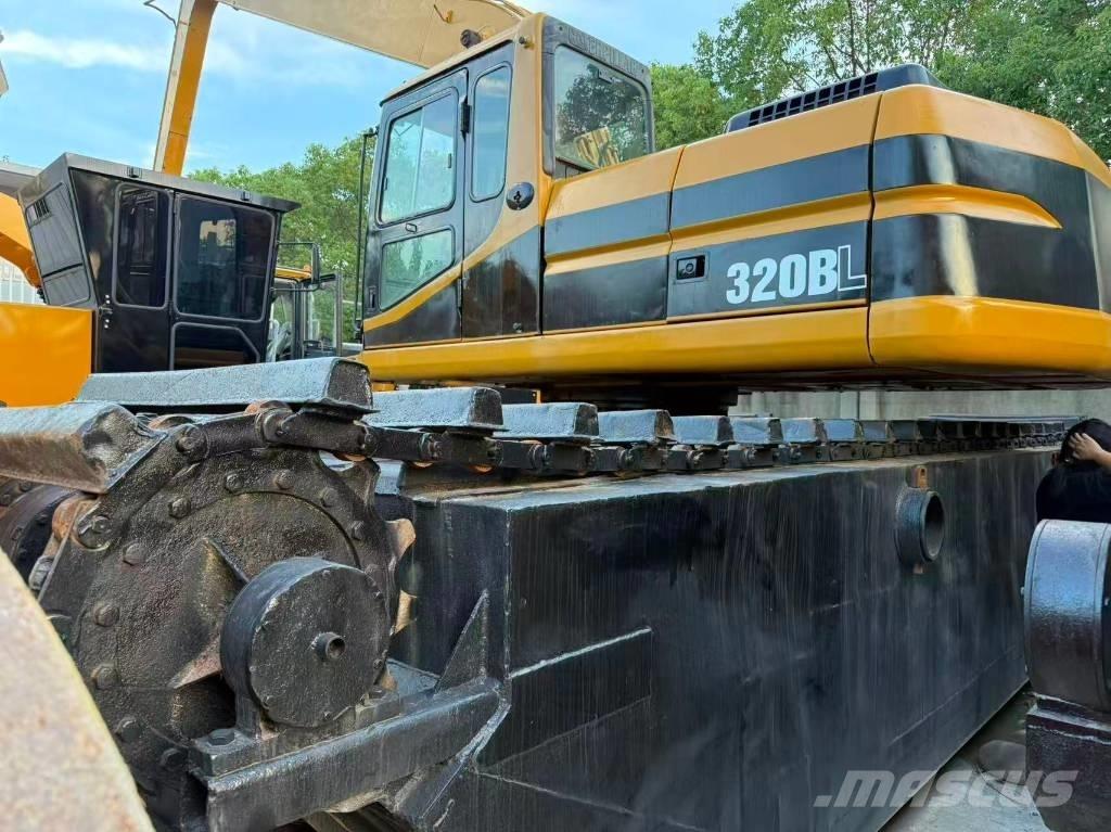 CAT 320BL Amfībijas tipa ekskavatori