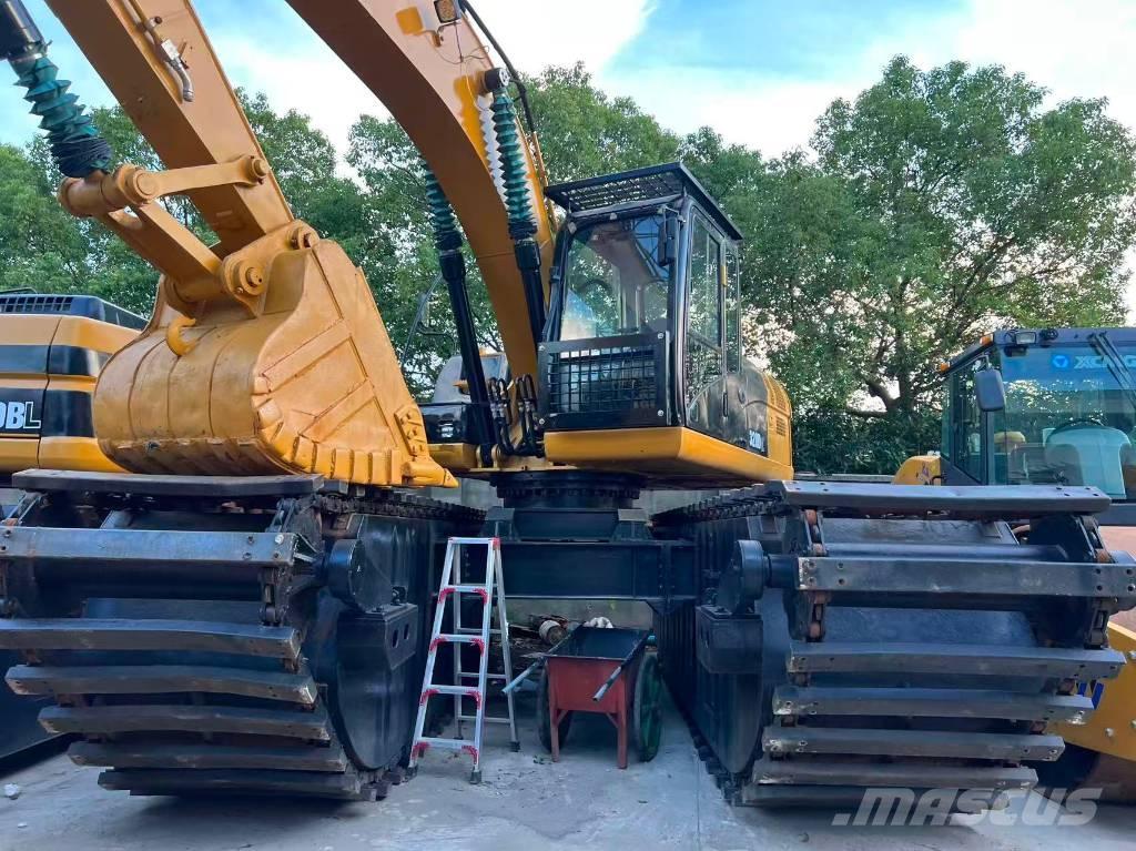 CAT 320D2 Amfībijas tipa ekskavatori