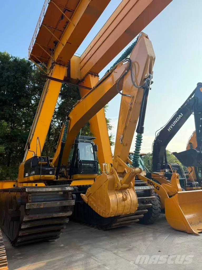 CAT 320D2 Amfībijas tipa ekskavatori