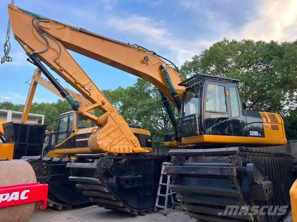 CAT 320D2 Amfībijas tipa ekskavatori