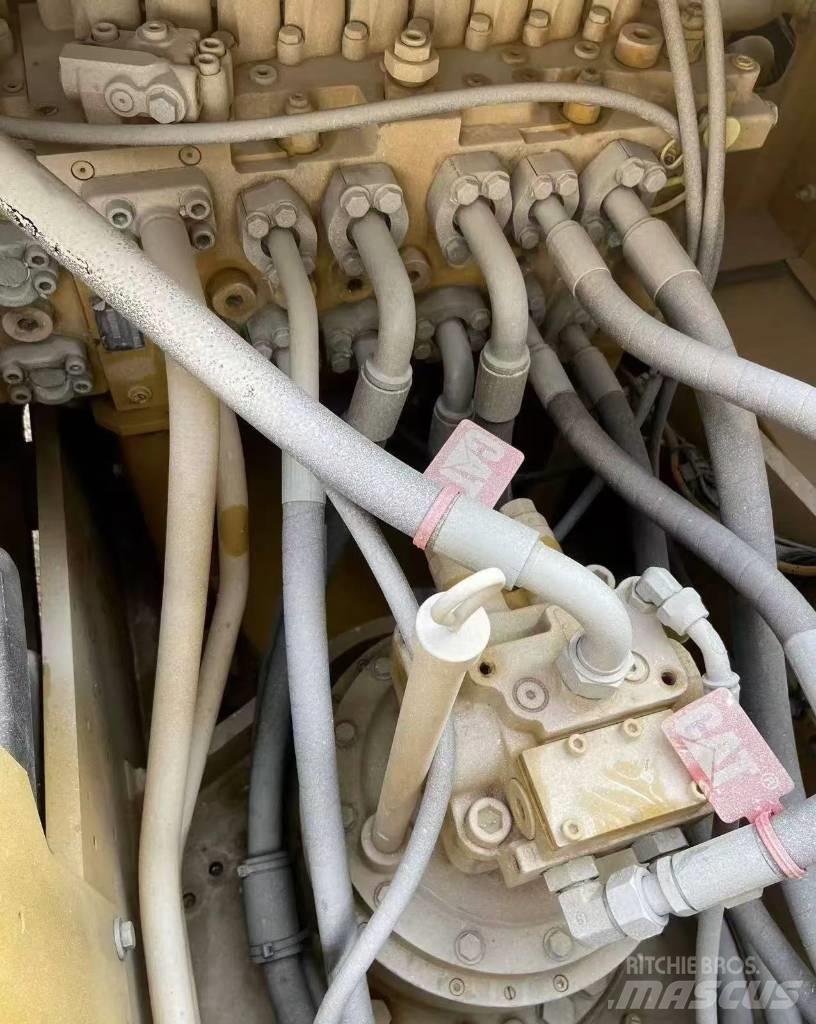 CAT 323 Kāpurķēžu ekskavatori