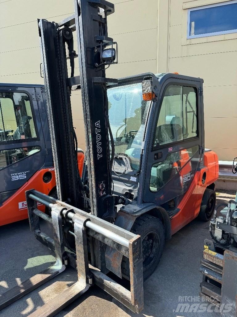 Toyota 02-8FDF30 Tehnika ar dīzeļa dzinēju