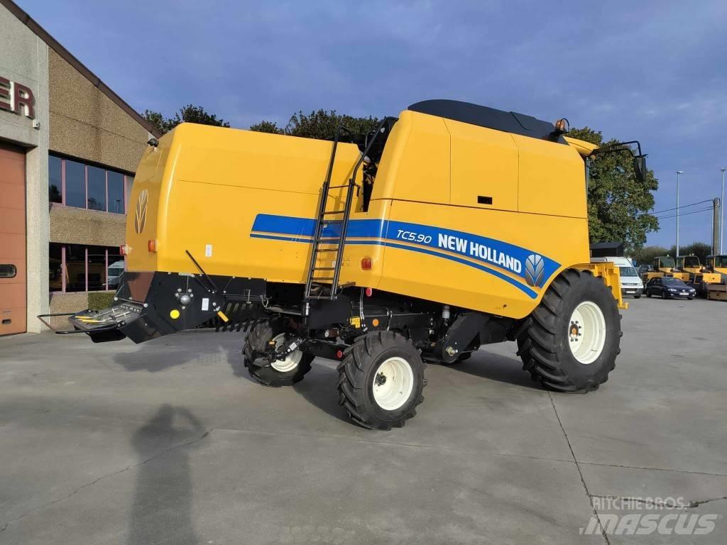 New Holland TC 5.90 Ražas novākšanas kombaini