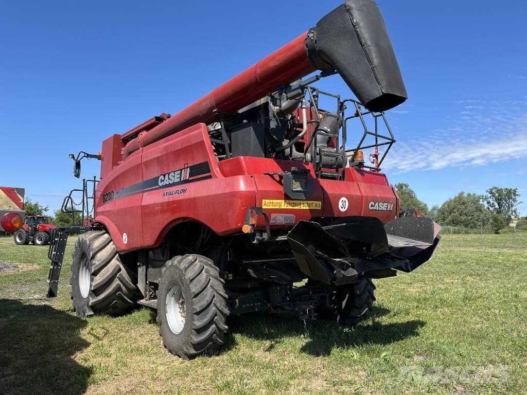 Case IH AF 8230 Ražas novākšanas kombaini