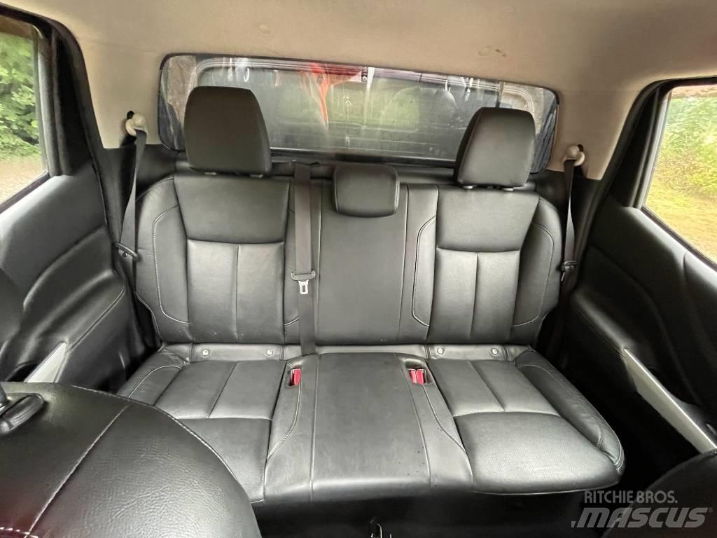 Nissan Navara Vieglais kravas automobilis/izkraušana no sāniem