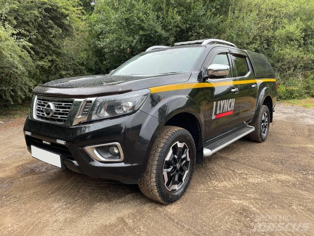 Nissan Navara Vieglais kravas automobilis/izkraušana no sāniem