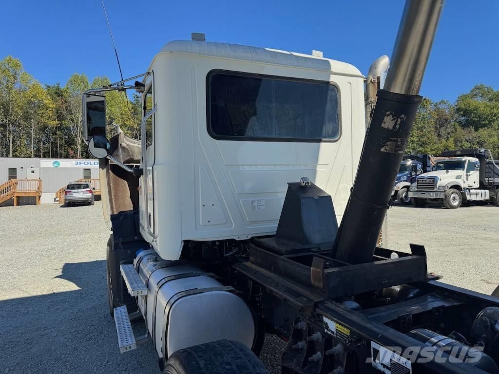 Mack GU713 Pašizgāzējs