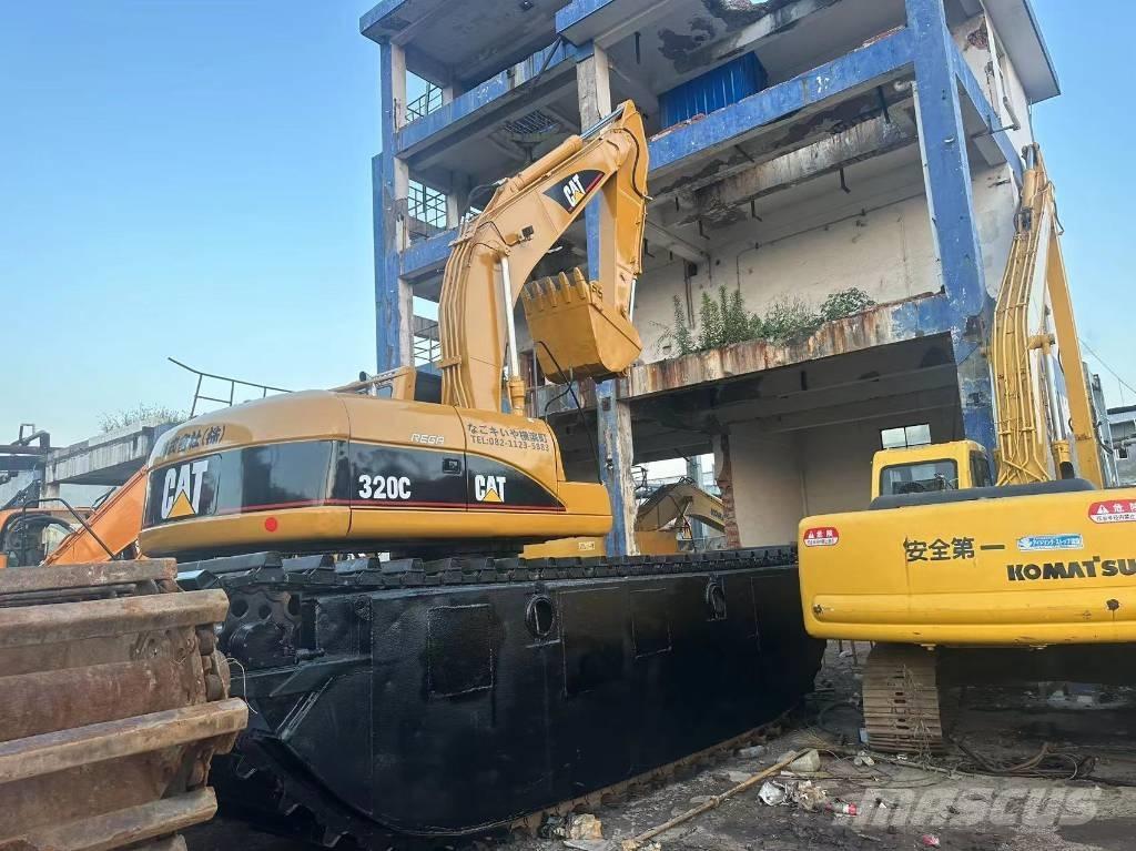 CAT 320 C Amfībijas tipa ekskavatori