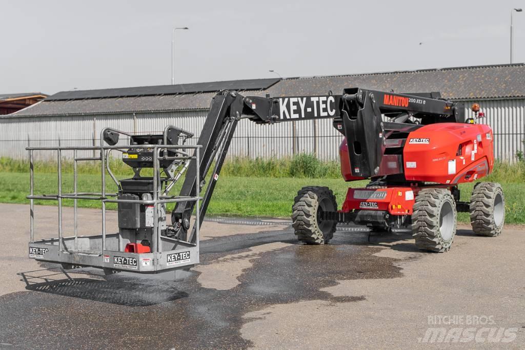 Manitou 200 ATJ e Strēles pacēlāji