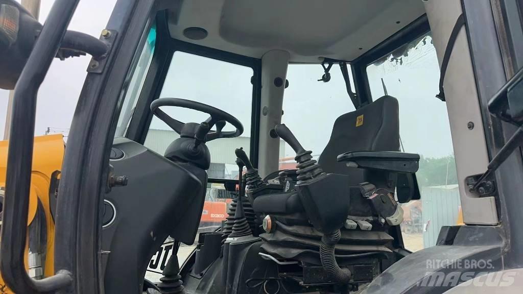 JCB 3CX Ekskavatori-iekrāvēji