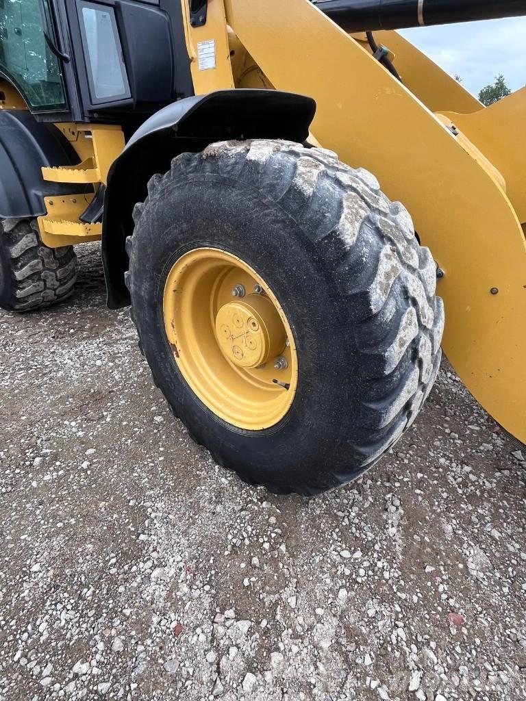 CAT 908M Iekrāvēji uz riteņiem