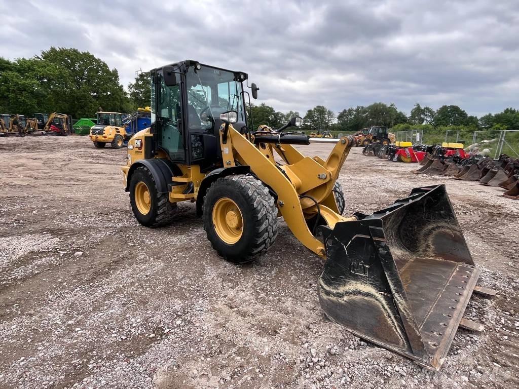 CAT 908M Iekrāvēji uz riteņiem