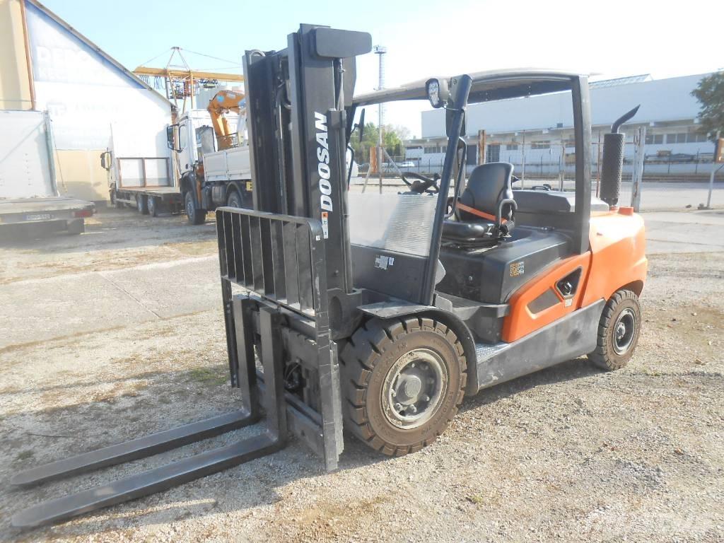 Doosan D50 SC-09 Tehnika ar dīzeļa dzinēju