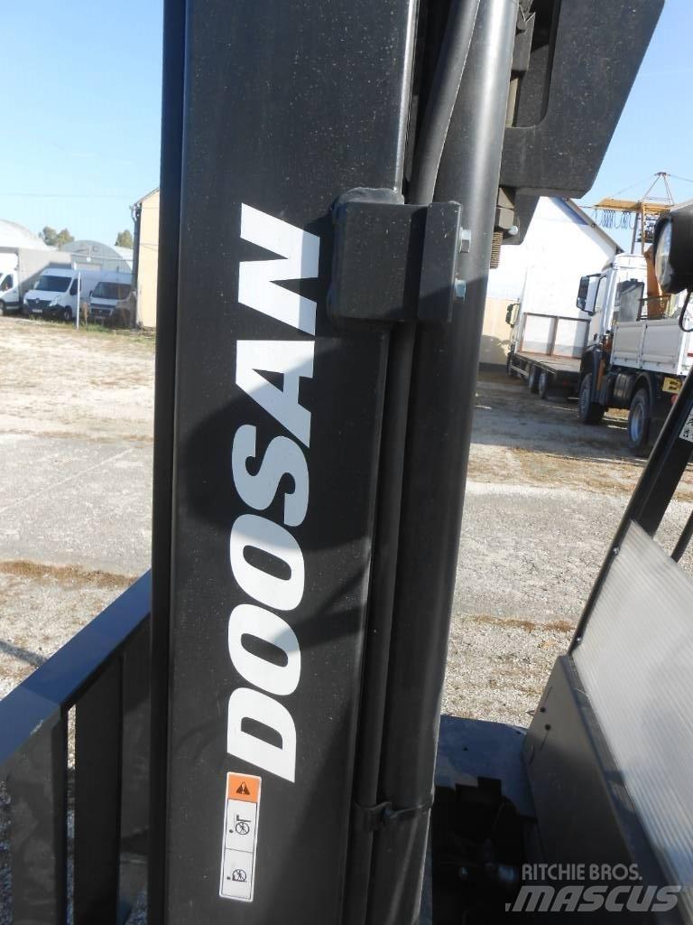 Doosan D50 SC-09 Tehnika ar dīzeļa dzinēju