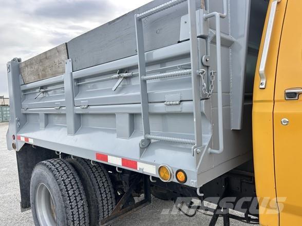 Ford F800 Pašizgāzējs