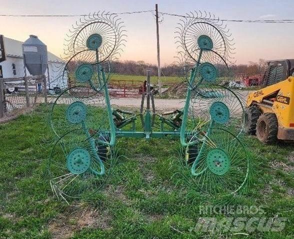 John Deere 702 Grābekļi un siena ārdītāji