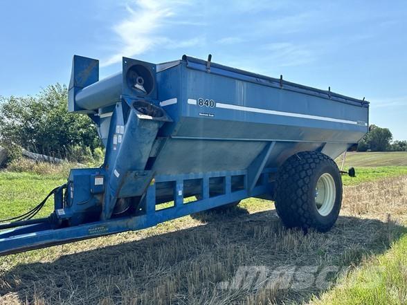 Kinze 840 Graudu pārkraušanas piekabes