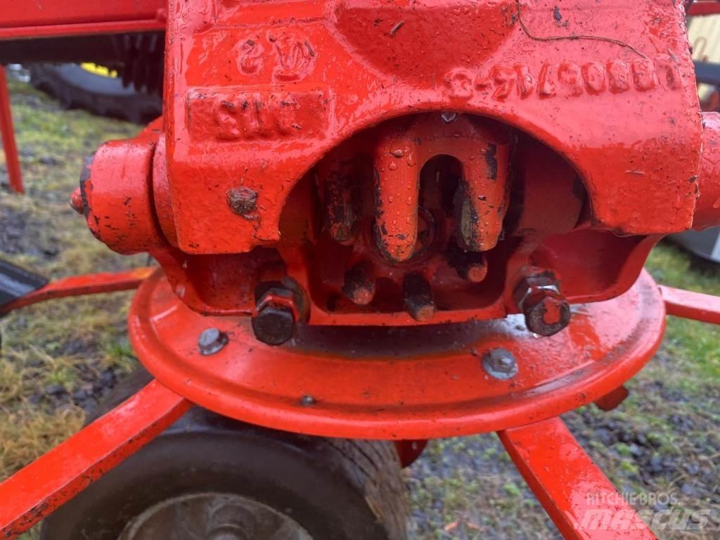 Kuhn GF8702 Grābekļi un siena ārdītāji