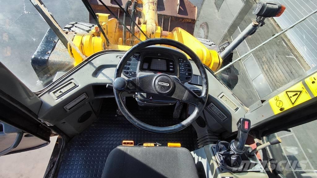 Komatsu WA 270-3 Iekrāvēji uz riteņiem
