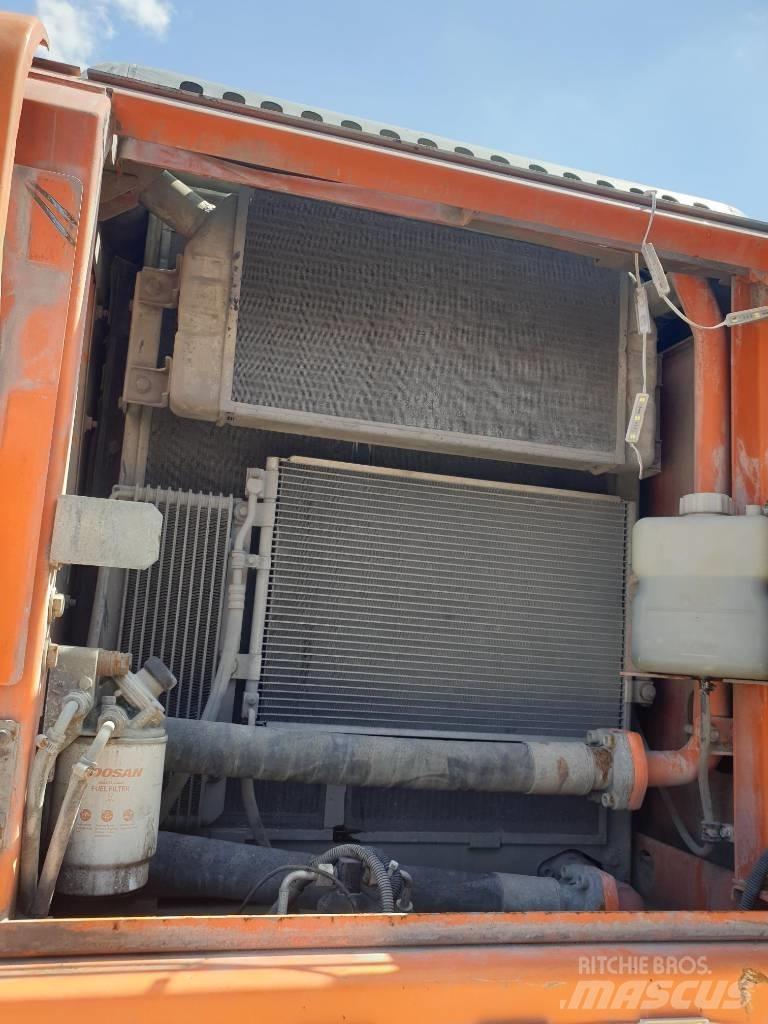 Doosan DX210WA Ekskavatori uz riteņiem