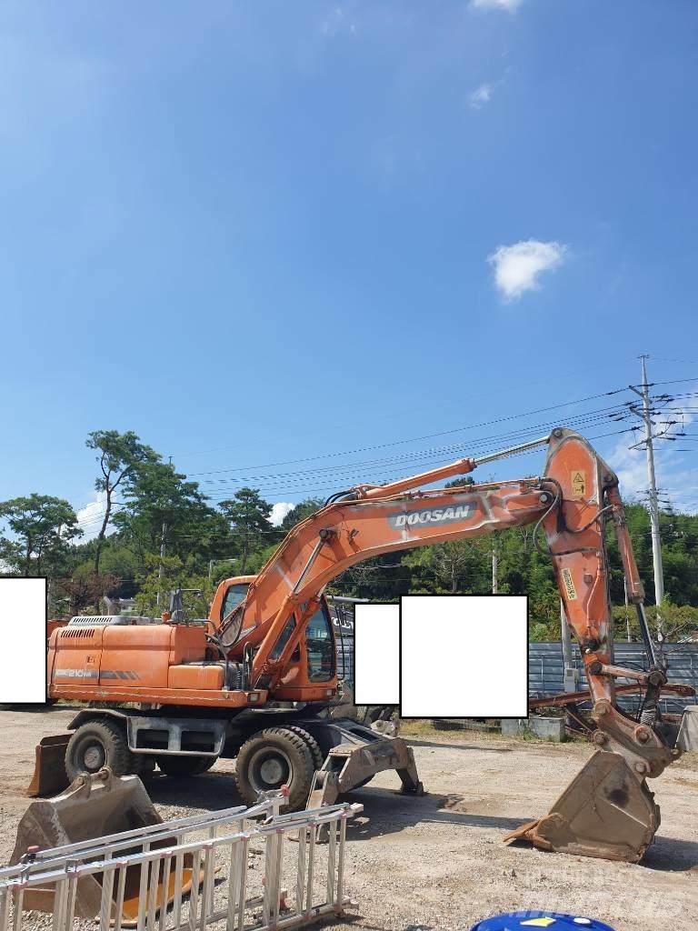 Doosan DX210WA Ekskavatori uz riteņiem