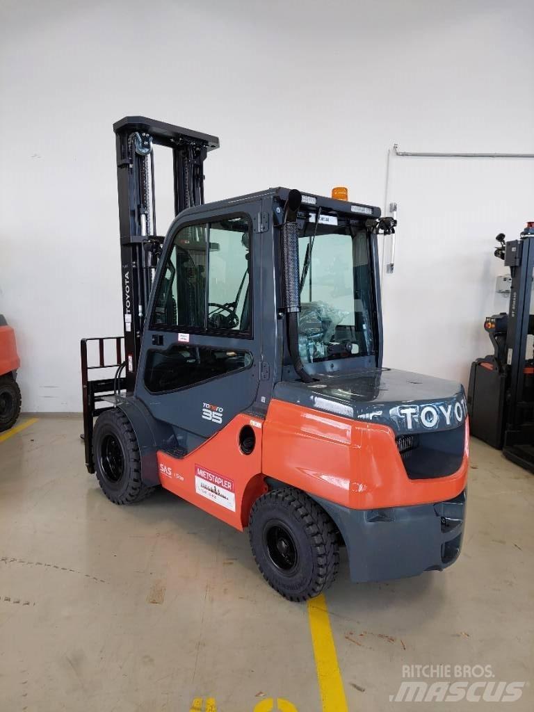 Toyota 52-8 FDJF 35 Tehnika ar dīzeļa dzinēju